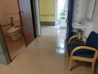 居室側より見た洗面台・トイレ